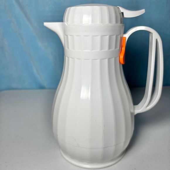 Bakers & Chefs Beverage Server Insulated  Dispenser Carafe w/ Lid [44 oz, 1.3 L] - Picture 2 of 9